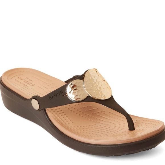 Crocs Sanrah Hammered Circle Wedge Flip Sandal Women's size W7 ESPRESSO/GOLD EUC - Picture 11 of 11